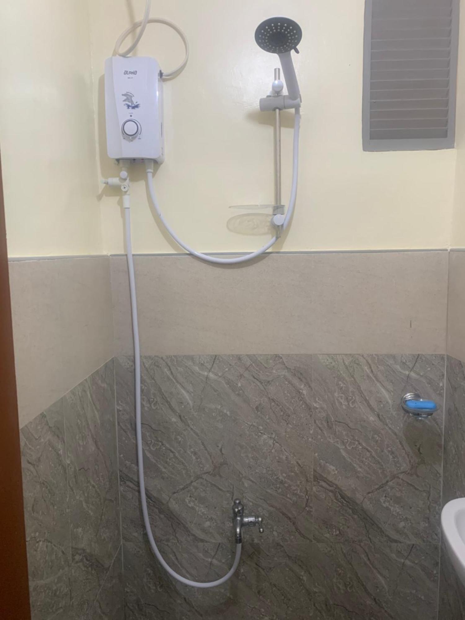 Zl Travelers Inn Batuan Екстер'єр фото